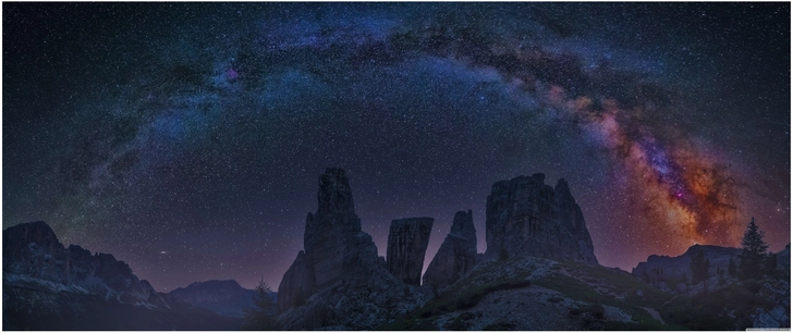nachtlandschaft mit sternen und felsen
