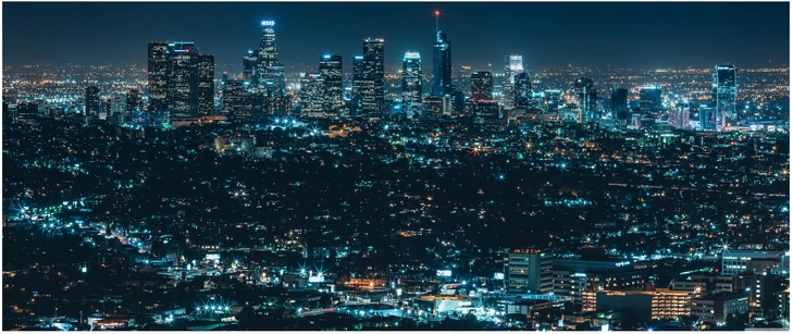naechtliche skyline einer urbanen stadt mit leuchtenden lichtern