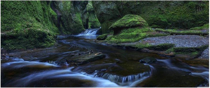 natuerliche landschaft mit fliessendem wasser und moos