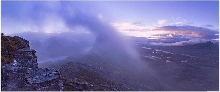 nebelverhangene berglandschaft in schottland