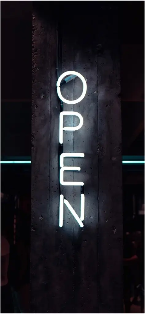 neon open schild in moderner stadtumgebung