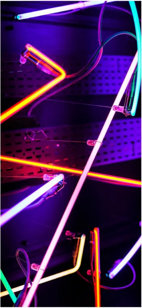 neonfarbene lichtinstallation in urbaner umgebung