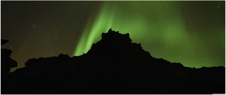 nordlichter ueber felslandschaft in island