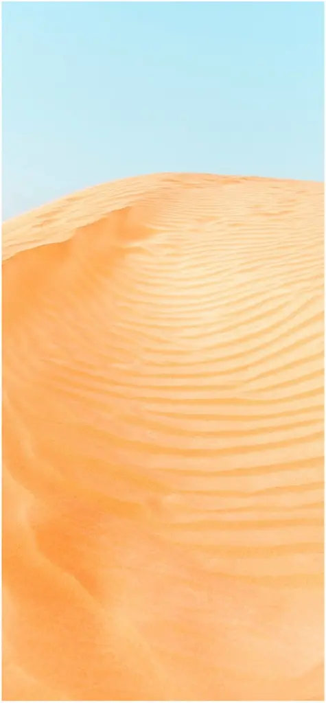 orangefarbene sandduenen unter klarem himmel