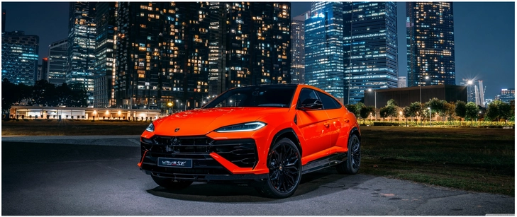 orangefarbener suv urbane nachtlandschaft