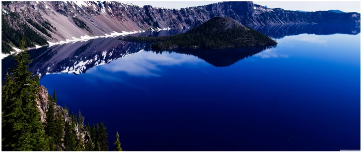 panoramaansicht crater lake mit majestaetischen bergen