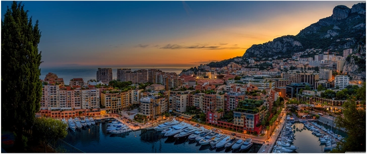 panoramaansicht des hafens von monte carlo bei sonnenuntergang