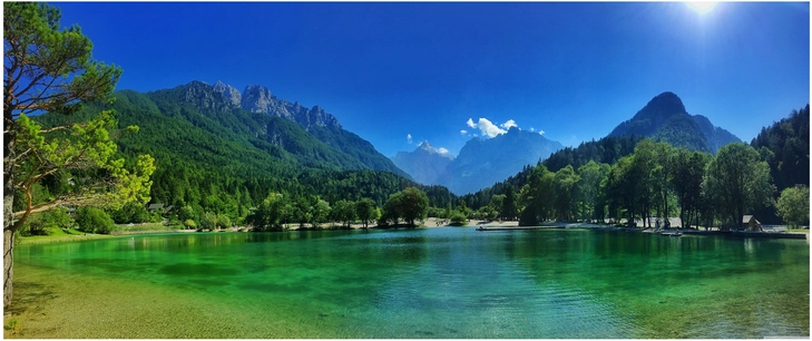 panoramaansicht eines klaren sees in den bergen