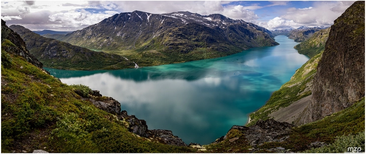 panoramablick auf den gjende see in norwegen