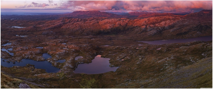 panoramablick auf die highlands in schottland