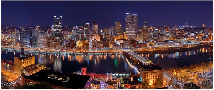 pittsburgh stadtansicht bei nacht mit hochhaeusern