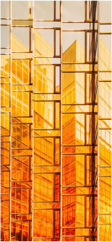 reflektierende goldtoene in urbaner architektur