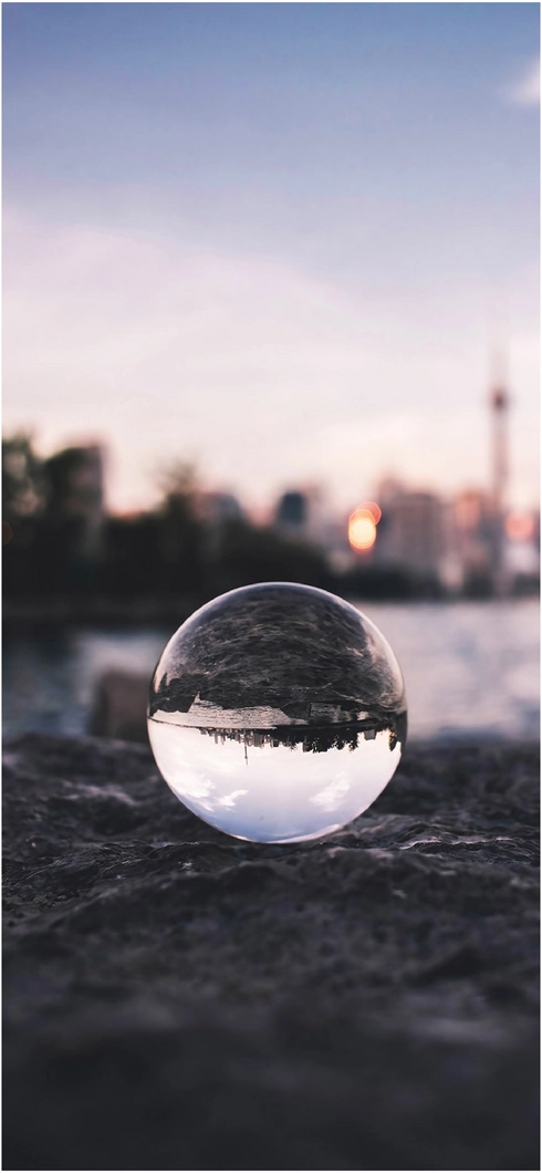 reflexion-einer-stadtlandschaft-in-einer-glasklaren-kugel