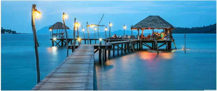 romantischer pier am wasser mit stimmungsvoller beleuchtung