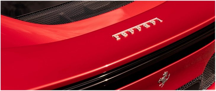 rote ferrari rueckansicht mit elegantem design