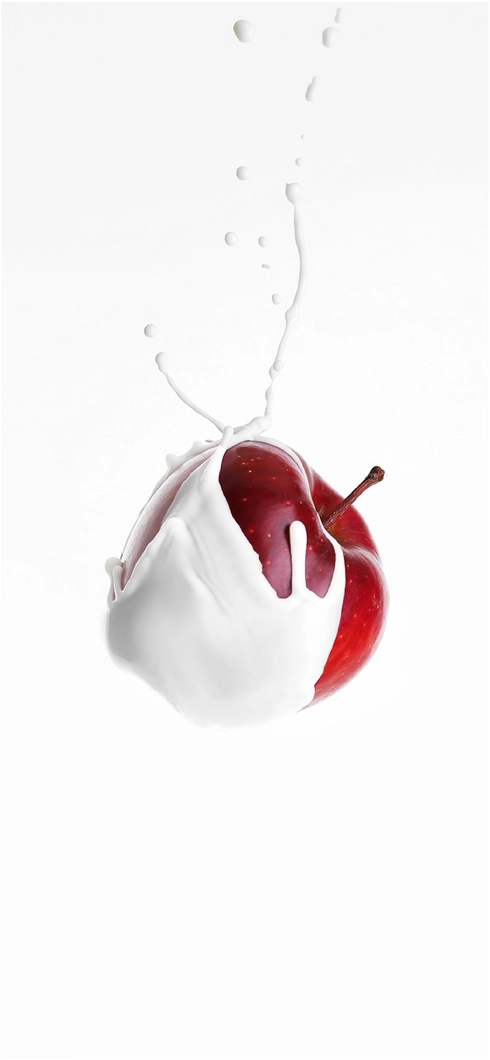 roter-apfel-in-weisser-fluessigkeit-mit-spritzern