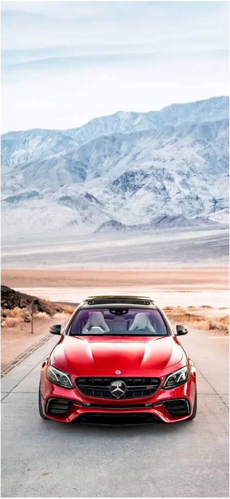roter mercedes in wuestenlandschaft mit bergen