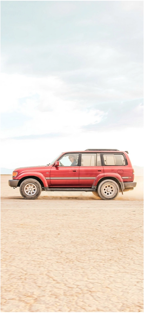 roter-suv-faehrt-durch-die-wueste
