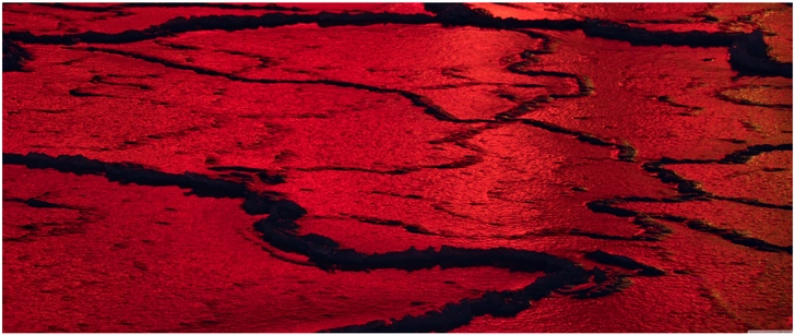 rotes wasser mit kuenstlerischen strukturen in der natur