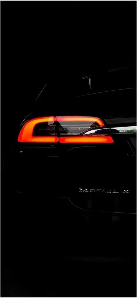 ruecklicht eines schwarzen tesla model x
