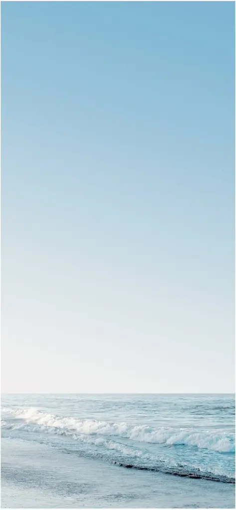 ruhige meereslandschaft mit sanften wellen und klarem himmel