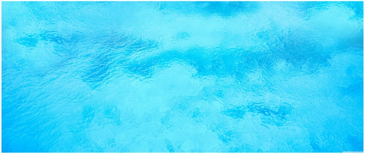 ruhige wasseroberflaeche in sanften blautonen