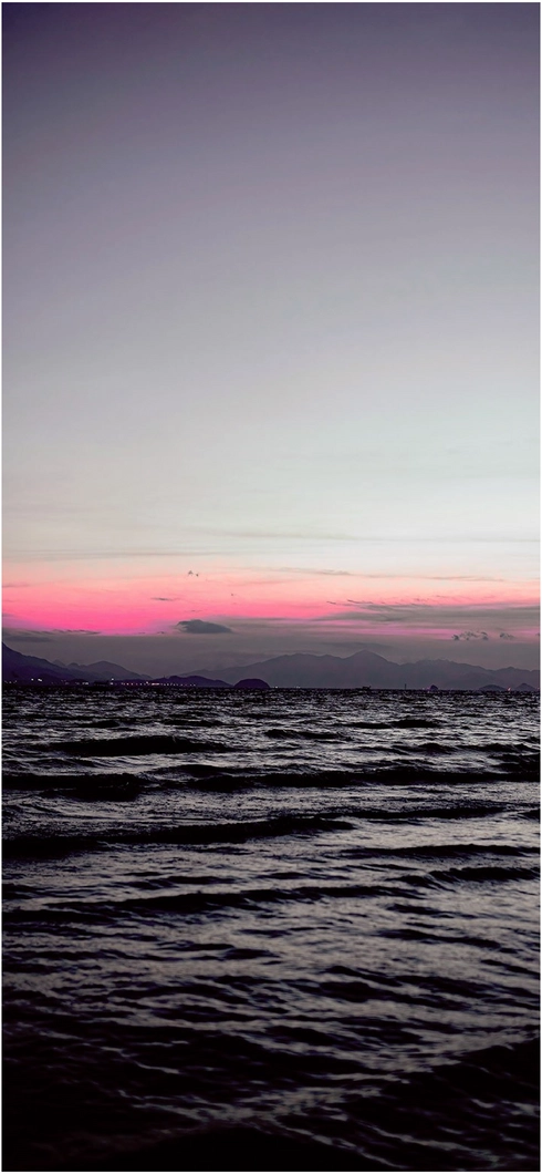 ruhiger-sonnenuntergang-ueber-dunklem-gewaesser