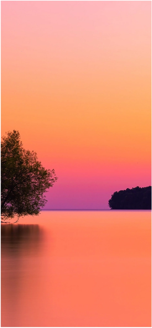 ruhiger-wasserbereich-mit-sanften-farben-und-baum
