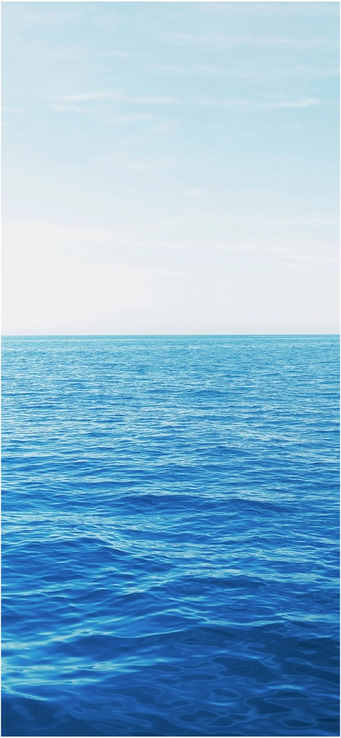 ruhiges-meer-mit-sanften-wellen-im-blauen-farbton