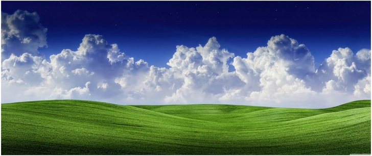 sanfte huegel und wolken im blauen himmel