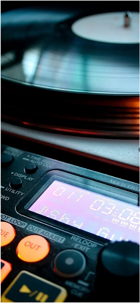 schallplattenspieler mit digitalem display und platte