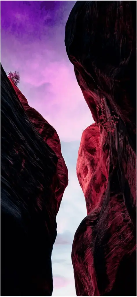 schlucht mit roten felsen und violettem himmel