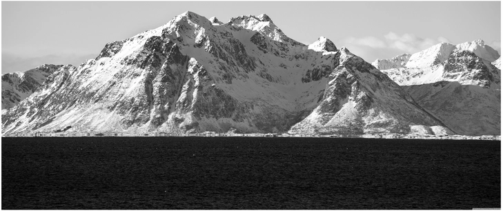 schneebedeckte berge in schwarz weiss darstellung