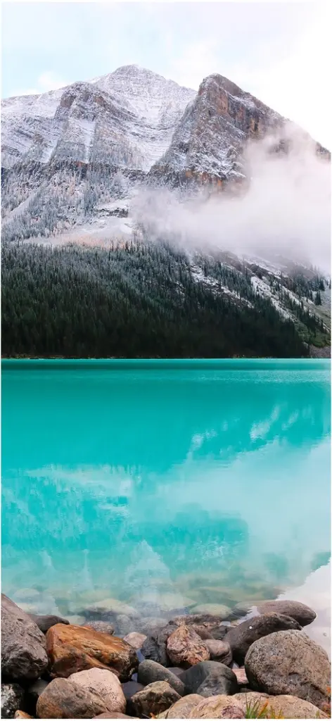 schneebedeckte berge und tuerkisfarbener see