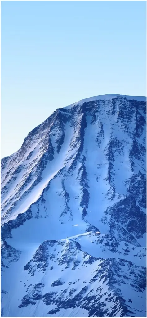 schneebedeckte berglandschaft unter klarem himmel