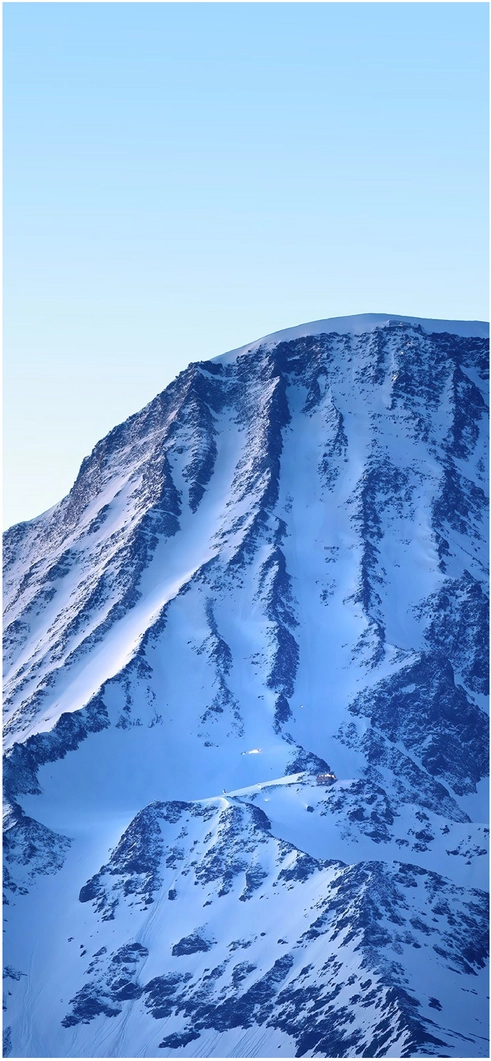 schneebedeckte-berglandschaft-unter-klarem-himmel
