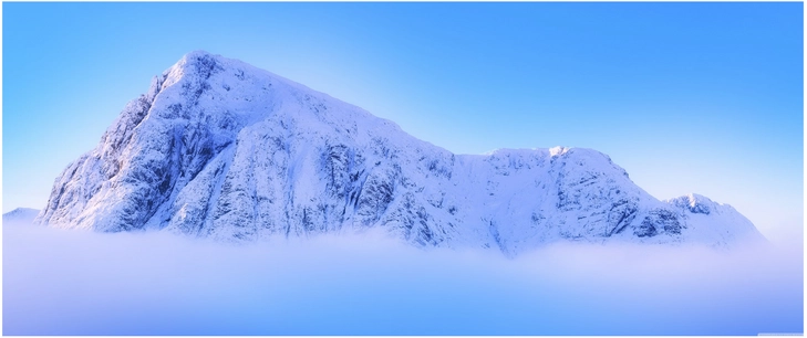 schneebedeckter berg ueber wolkenpanorama
