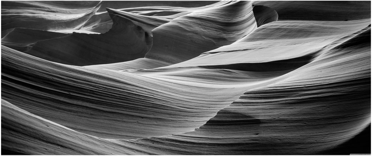 schwarz weiss aufnahme von erosionsfelsen im arizona canyon