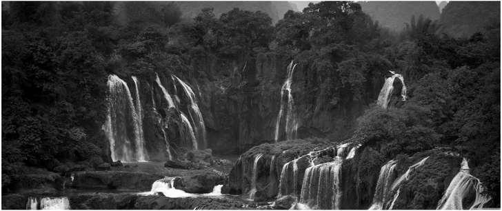 schwarz weiss wasserfalllandschaft in beeindruckender naturdarstellung