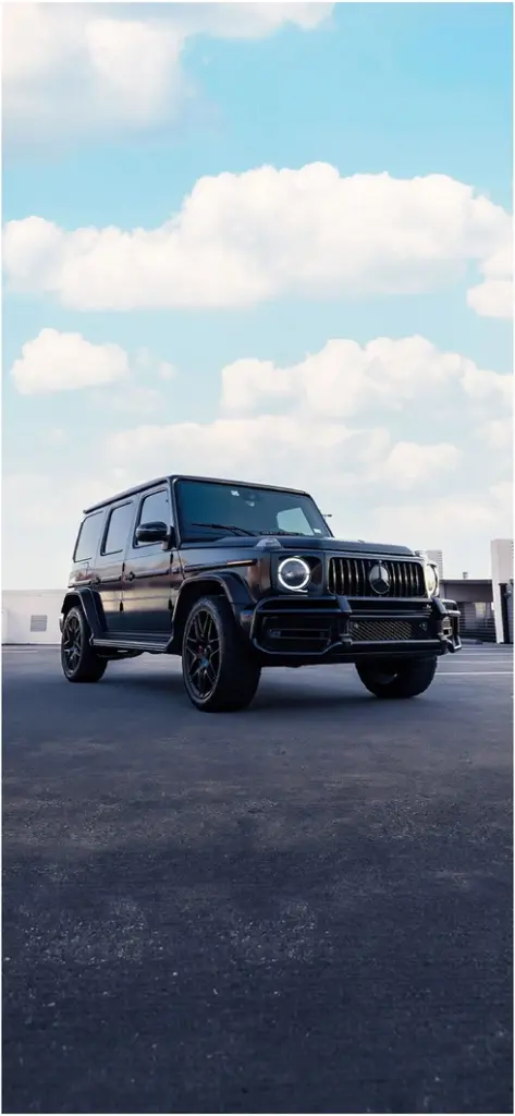 schwarze mercedes g klasse vor modernem hintergrund