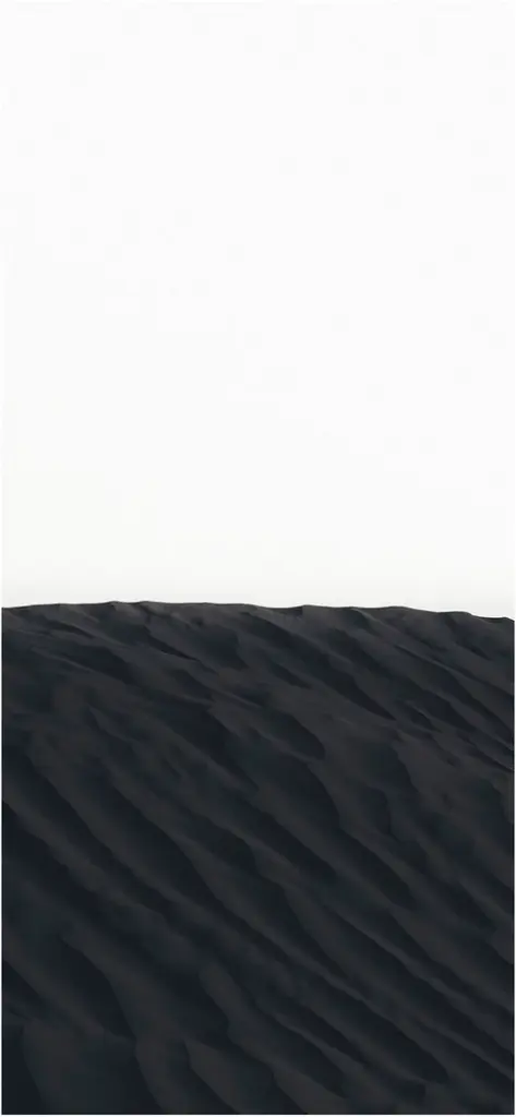 schwarze sandduenen unter weiss blauen himmel