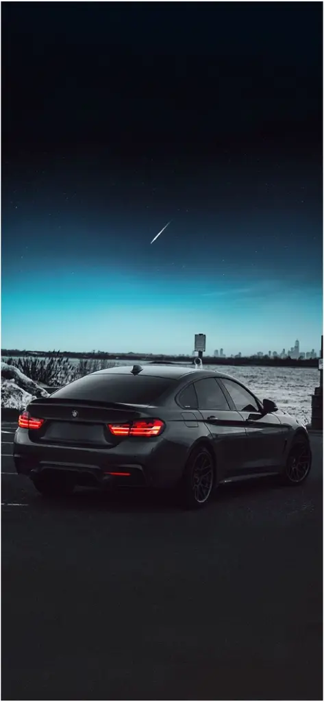schwarzer bmw in einer klaren nacht