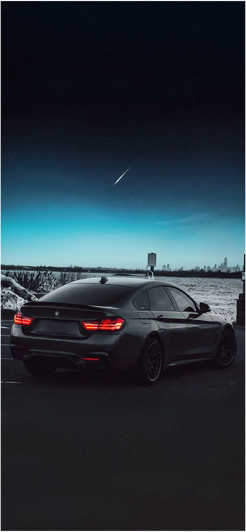 schwarzer-bmw-in-einer-klaren-nacht