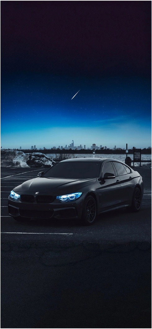 schwarzer-bmw-unter-sternenhimmel-mit-stadtbild