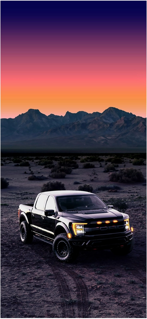 schwarzer-ford-truck-im-dunkeln-mit-bergkulisse