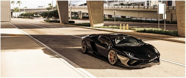 schwarzer lamborghini auf moderner strasse