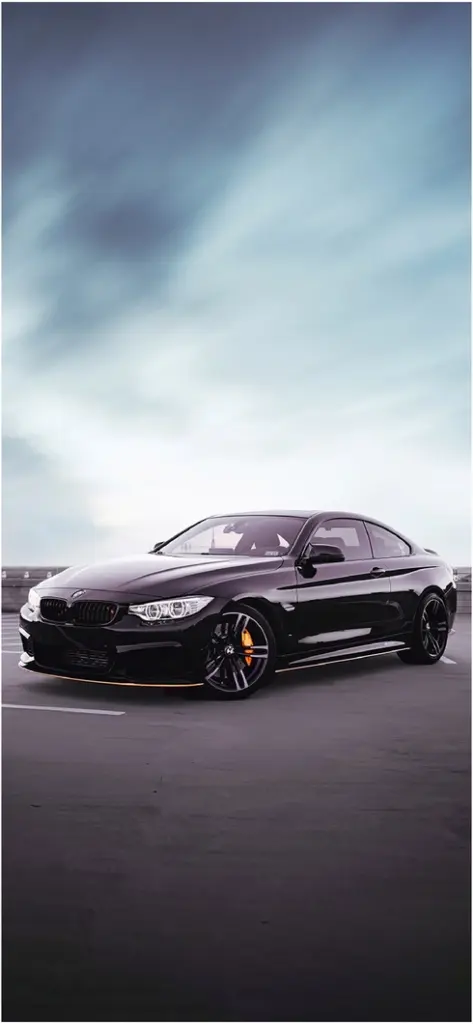 schwarzes bmw coupe auf modernem parkplatz