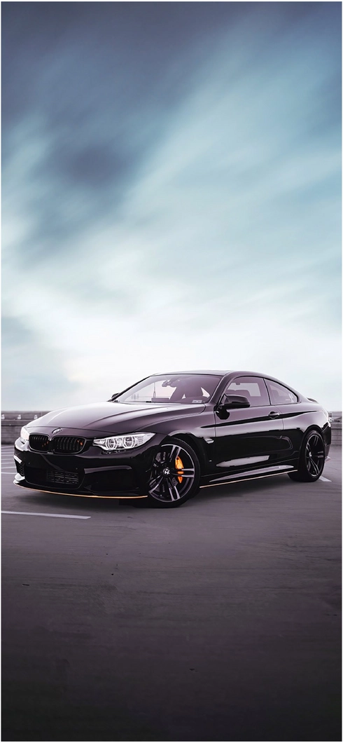 schwarzes-bmw-coupe-auf-modernem-parkplatz