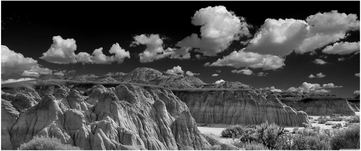 schwarzweiss landschaft mit felsformationen und wolken