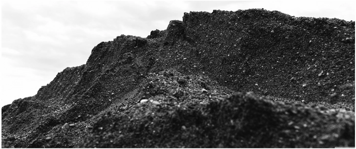 schwarzweiss sandlandschaft mit huegeln und